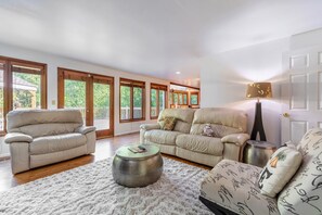 Smart TV, fireplace - Spacious 3BR Redmond Home with Fireplace & BBQ (Redmond)