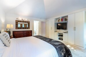 3 bedrooms, iron/ironing board, free WiFi, bed sheets - Spacious 3BR Redmond Home with Fireplace & BBQ (Redmond)