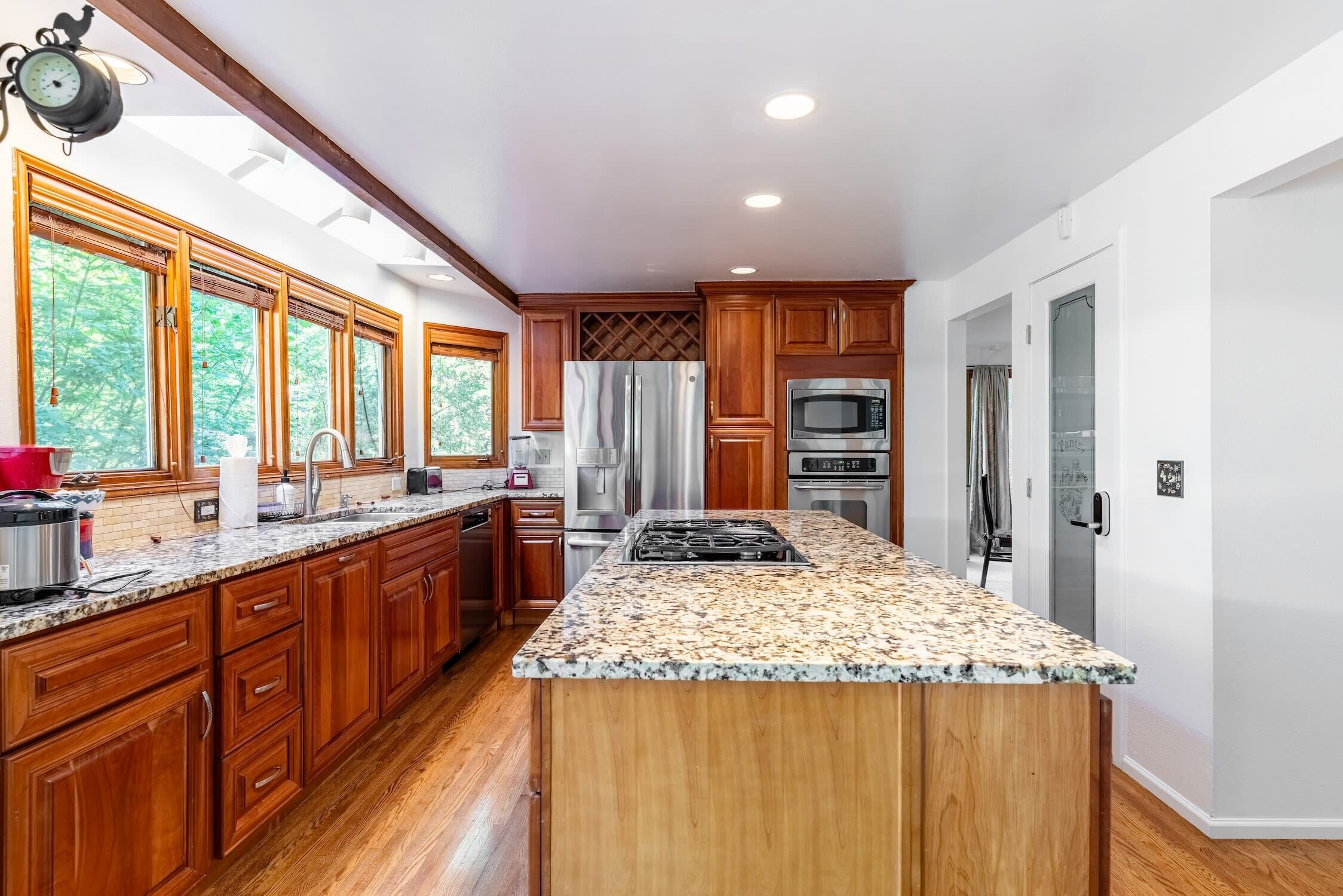 Jääkaappi, mikroaaltouuni, uuni, liesi