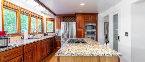 Geladeira, micro-ondas, fogão, cooktop