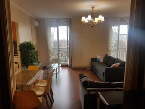 Smart-tv, een open haard en boeken