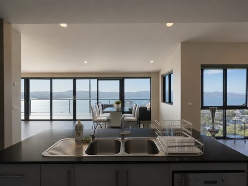 Oceanview Escape Sandy Bay - Close to CBD