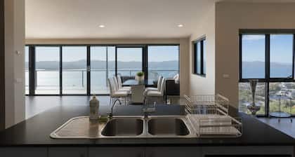 Oceanview Escape Sandy Bay - Close to CBD