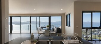 Oceanview Escape Sandy Bay - Close to CBD