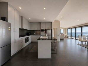 Refrigerador, microondas, horno y parrilla de estufa