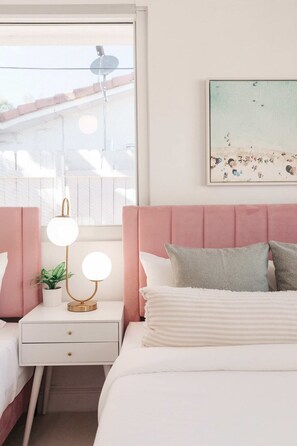 4 bedrooms, desk, WiFi, bed sheets