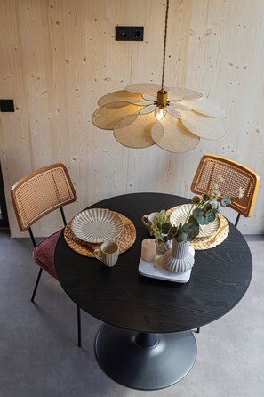 Dining - Tinyhouse Dille met Hottub op Steenworp Afstand van Maastricht en Valkenburg (Meerssen)