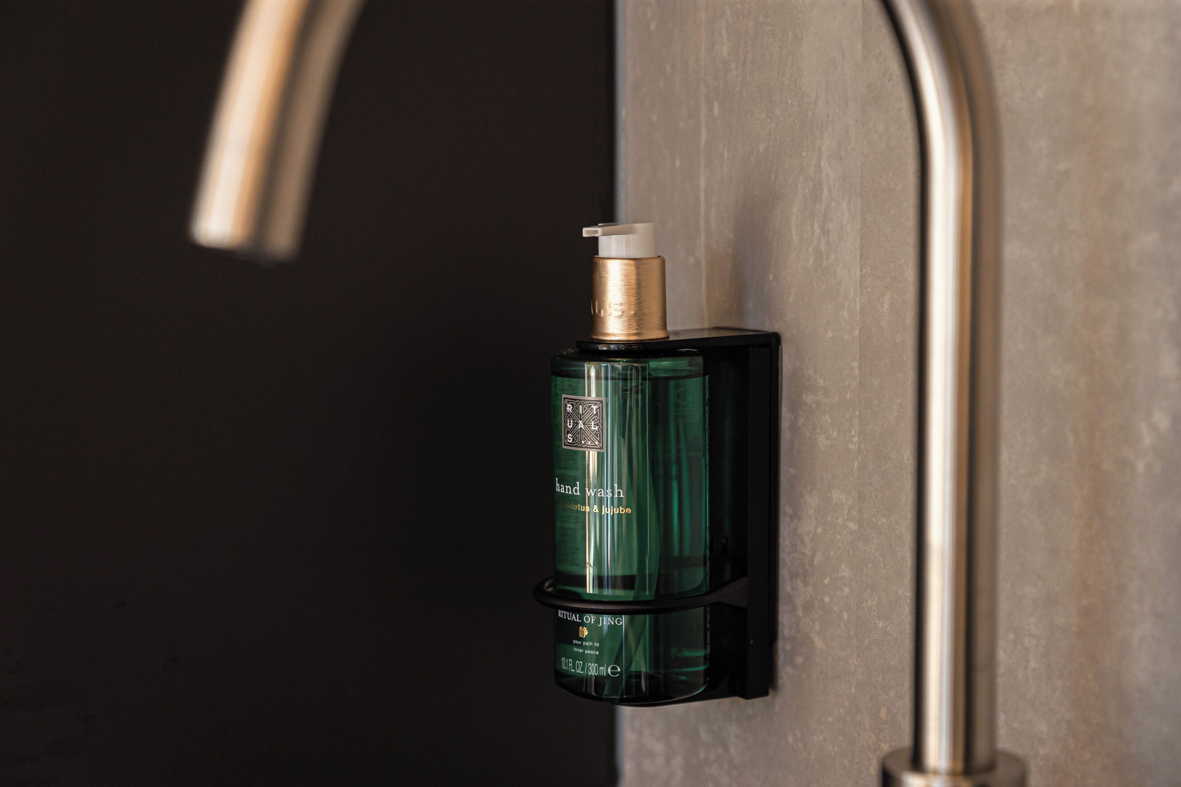 Een douche, handdoeken, zeep, shampoo