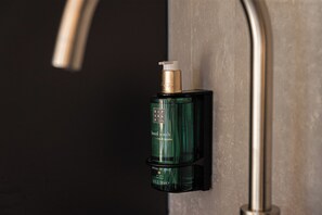 Shower, towels, soap, shampoo - Tinyhouse Dille met Hottub op Steenworp Afstand van Maastricht en Valkenburg (Meerssen)