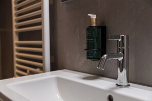 Shower, towels, soap, shampoo - Tinyhouse Dille met Hottub op Steenworp Afstand van Maastricht en Valkenburg (Meerssen)