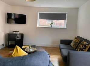 Living area - City Centre Duplex Sleeps 4 H1 (Hull)