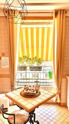 Dining - Delightful and spacious apartment with a view of Vesuvius - Salotto Napoletano 381 (Napoli)