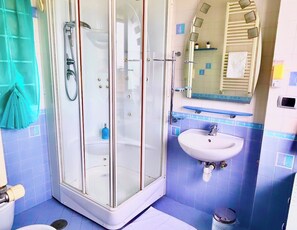 Shower, hair dryer, bidet, towels - Delightful and spacious apartment with a view of Vesuvius - Salotto Napoletano 381 (Napoli)