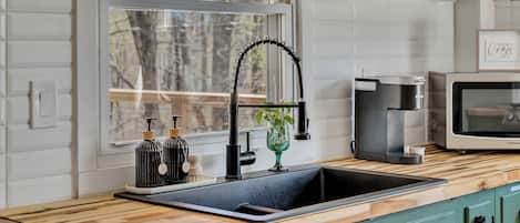 Coffee/tea maker, fridge, microwave, oven