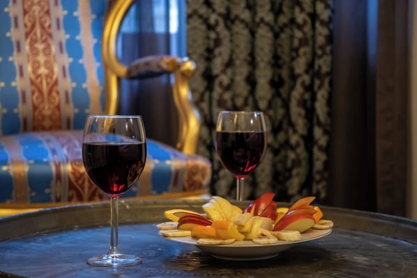 A table with two wine glasses and a plate of fruit. - Felicity Palace Sirkeci (Istanbul)