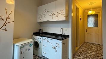 Comfort-Dreibettzimmer, Stadtblick | Eigene Küche