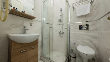 Familienzimmer, Stadtblick | Badezimmer | Hausschuhe