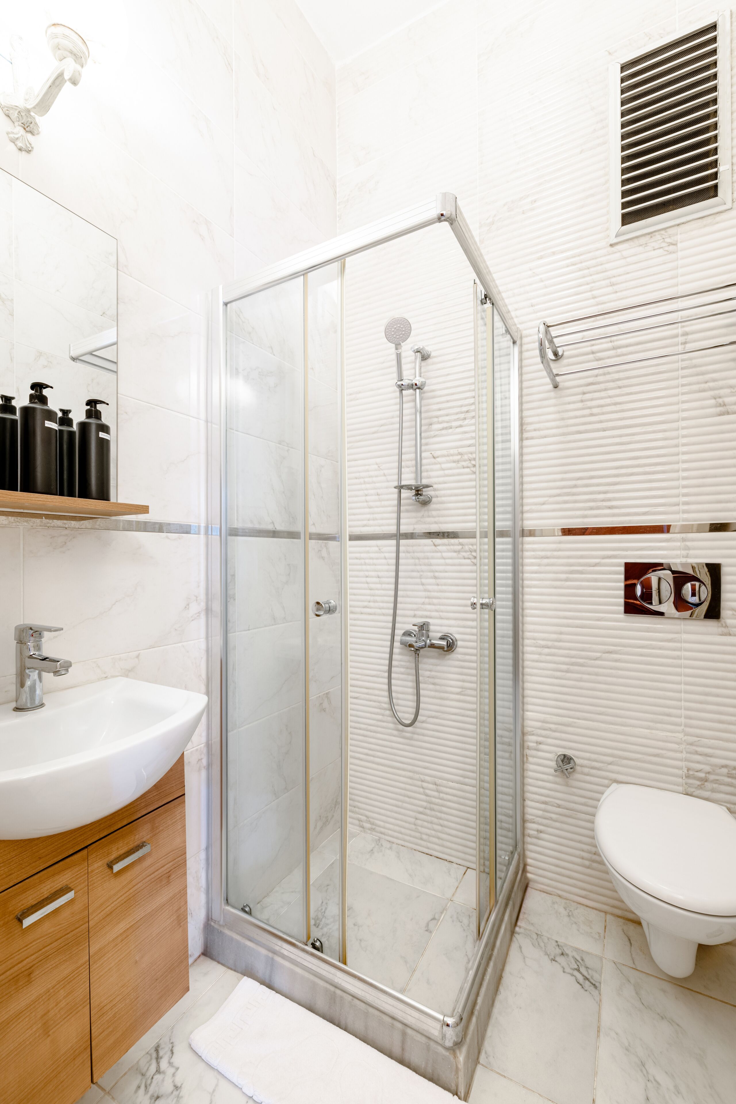 Familienzimmer, Stadtblick | Badezimmer | Hausschuhe