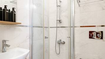 Familienzimmer, Stadtblick | Badezimmer | Hausschuhe