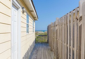 Property grounds - Abaco- 4 bedroom 2 bath with direct oceanfront access (Surf City)