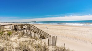 On the beach - Abaco: Oceanfront 4BR retreat in Surf City. (Surf City)