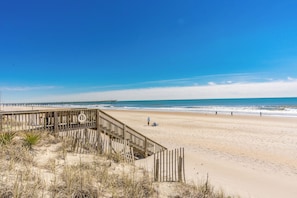 Beach - Abaco: Oceanfront 4BR retreat in Surf City. (Surf City)