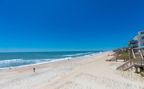 Una spiaggia nelle vicinanze