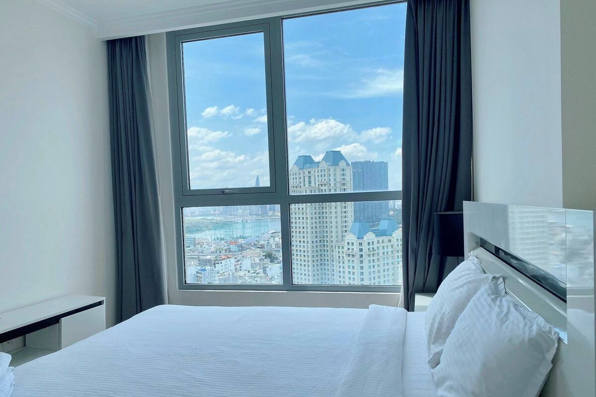 Departamento de lujo, balcón, vista a la ciudad | 1 habitación, ropa de cama de alta calidad y escritorio