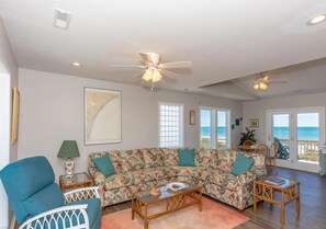 テレビ、DVD プレーヤー、ステレオ