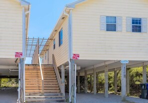 Exterior - Eleuthera - cozy 4 bedroom, 2 bath oceanfront beach cottage (Surf City)