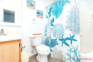 Shower - Eleuthera - cozy 4 bedroom, 2 bath oceanfront beach cottage (Surf City)