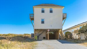 Exterior - Fair Winds: Oceanfront 4-Bedroom getaway in Surf City, perfect for 10! (Surf City)