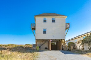 Exterior - Fair Winds: Oceanfront 4-Bedroom getaway in Surf City, perfect for 10! (Surf City)