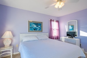 Room - Fair Winds: Oceanfront 4-Bedroom getaway in Surf City, perfect for 10! (Surf City)