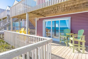 Outdoor dining - Fins To The Right- Oceanfront 3 Bedroom (Surf City)