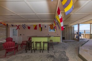 Outdoor dining - Happy Ours- oceanfront in Surf City (Surf City)