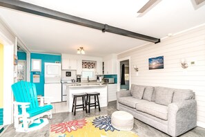 Living area - Rhyne-O - Cozy & Comfortable Beach Cottage!!! (Surf City)