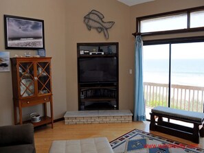 Living area - Sea dog Oceanfront 3-Bedroom Surf City, perfect for 9 guests! (Surf City)