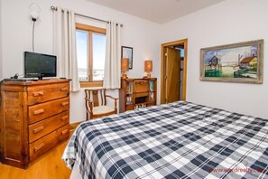 2 bedrooms, iron/ironing board, free WiFi