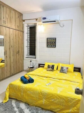 2 bedrooms, iron/ironing board, WiFi, bed sheets