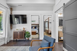 2 Schlafzimmer, Schreibtisch, Bügeleisen/Bügelbrett, kostenloses WLAN