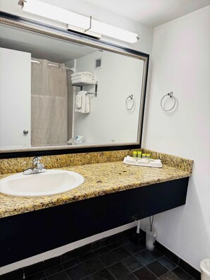 Douche, séchoir à cheveux, serviettes fournies
