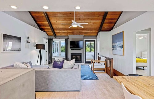 Modern Coastal Home, Close to Beach with Pool, Spa