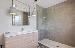 Douche, sèche-cheveux, serviettes fournies, shampoing
