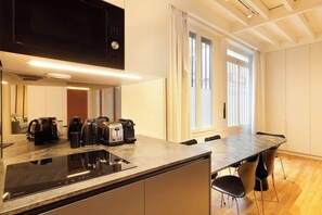 Fridge, microwave, stovetop, dishwasher - A Wonderful 2-BR/2BA in Montmartre (Paris)