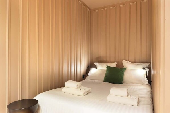 2 bedrooms, iron/ironing board, travel crib, WiFi - A Wonderful 2-BR/2BA in Montmartre (Paris)