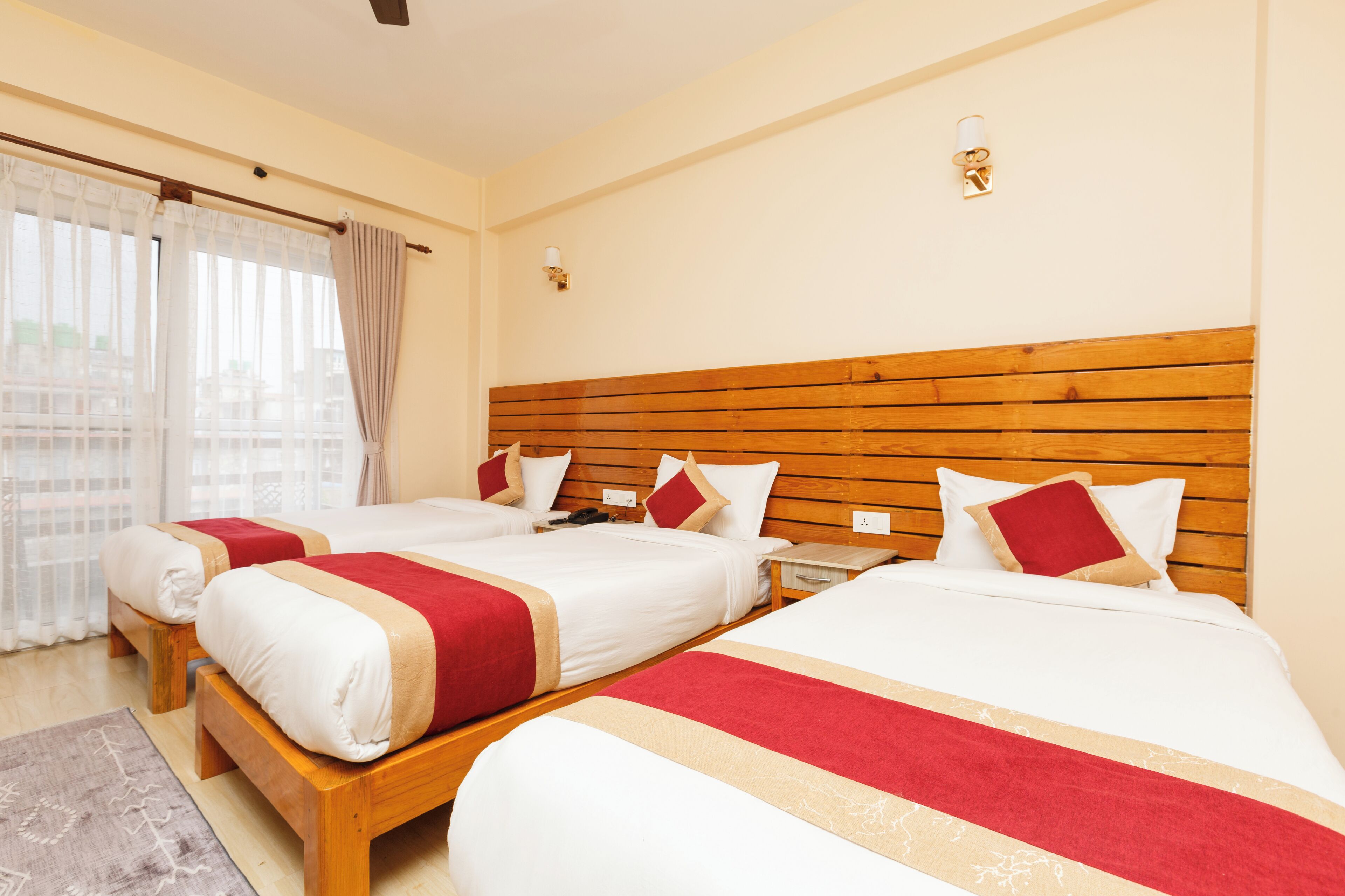 Triple Room | Desk, free WiFi