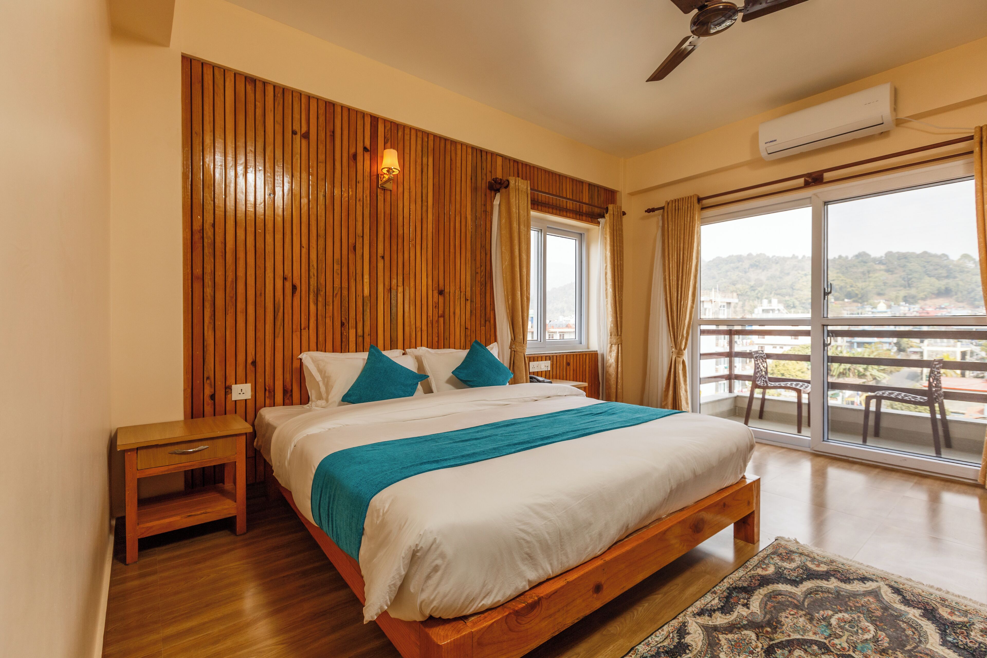 Double Room, Mountain View | Desk, free WiFi