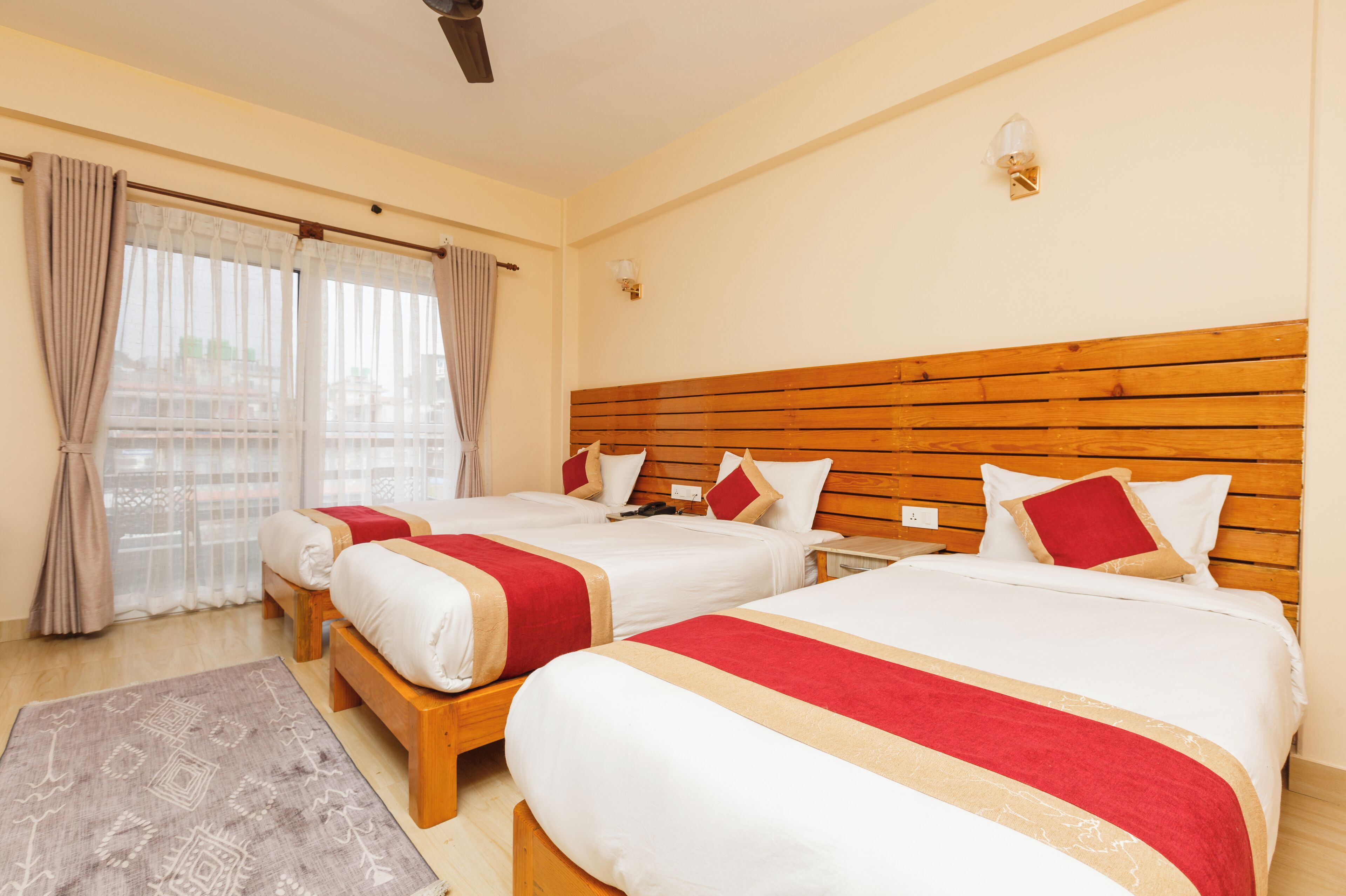 Triple Room | Desk, free WiFi