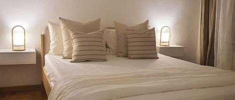 1 slaapkamer, een strijkplank/strijkijzer, gratis wifi, beddengoed